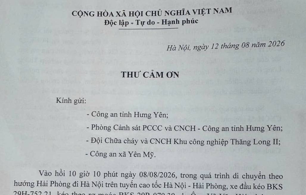 Businesses send letters of thanks to Hung Yen Police after the fire on the highway. Photo: Hung Yen Police