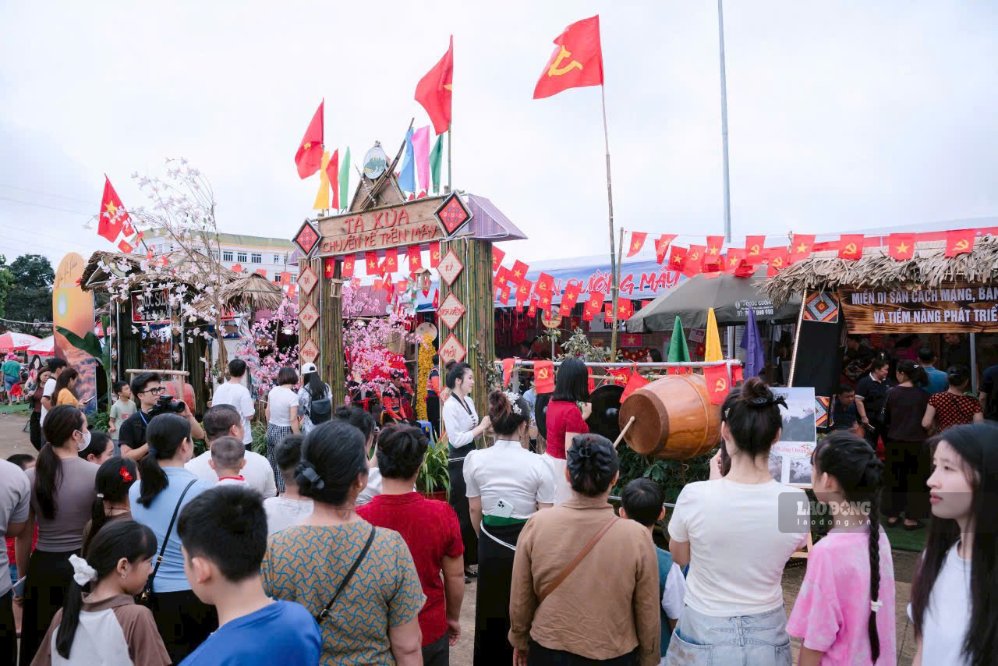 Người dân và du khách tham gia các gian trại trưng bày di sản dân tộc Sơn La. Ảnh: Anh Đức