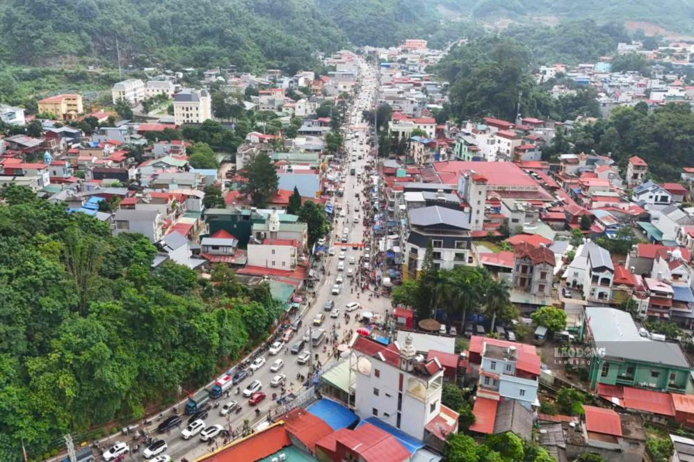 Thousands of tourists immerse themselves in the cultural colors on Moc Chau plateau on National Day September 2nd. Photo: Anh Duc