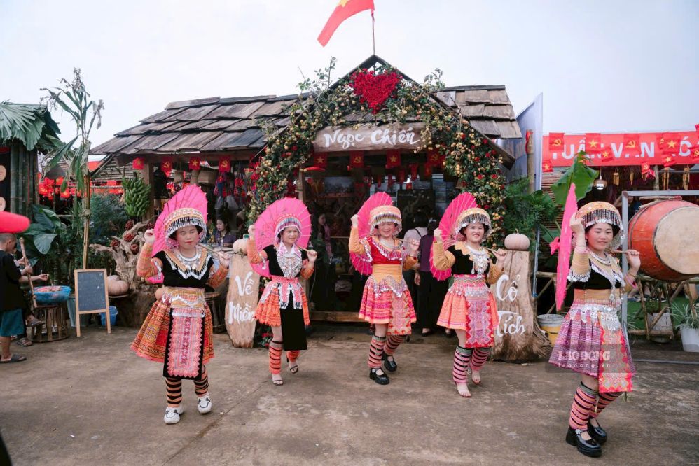 Không gian văn hóa các gian trại trưng bày di sản của 14 xã, phường thuộc tỉnh Sơn La. Ảnh: Anh Đức