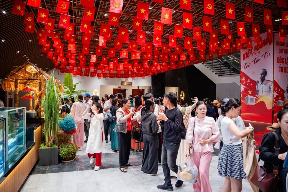 Tourists check-in with flags and flowers and see the historical exhibition on Ba Den Mountain during the September 2nd holiday. Photo: Management Board provided