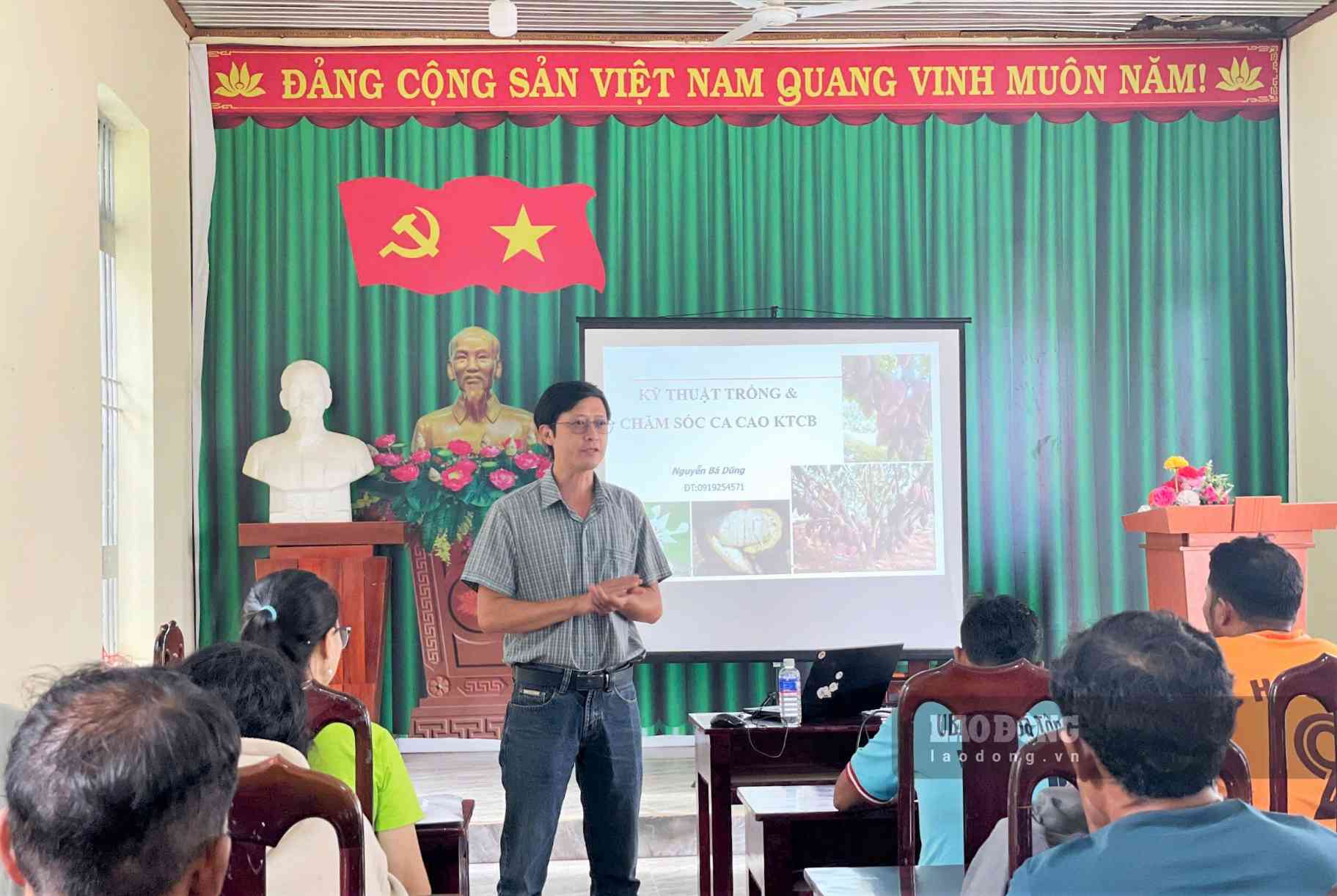 Tập huấn kỹ thuật chăm sóc cây trồng cho bà con đồng bào dân tộc thiểu số tại xã Đam Rông 4. Ảnh: Phúc Khánh.