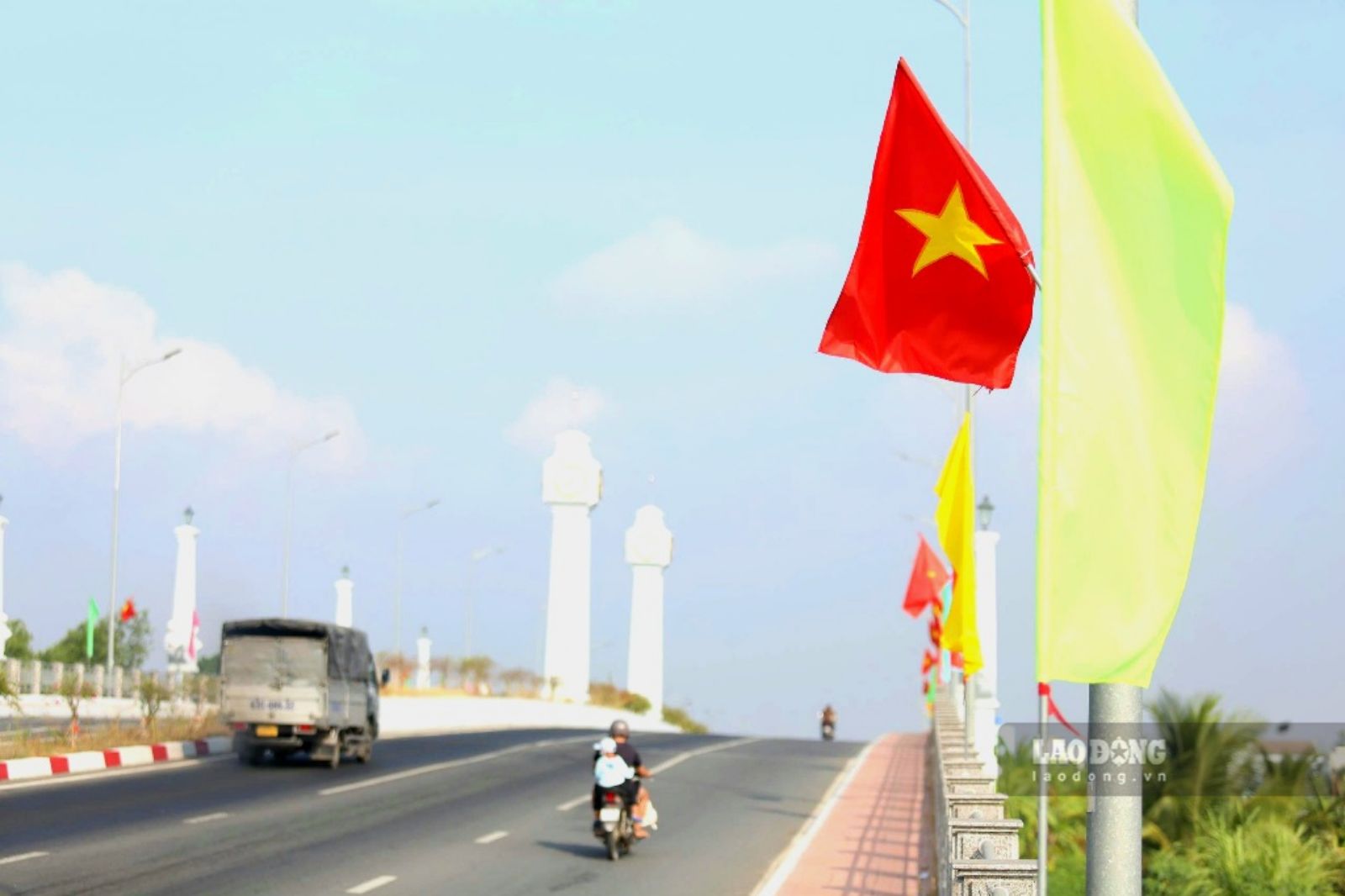Cờ Tổ quốc tung bay trên khu vực cầu Bảo Định, tạo điểm nhấn nổi bật cho tuyến đường.