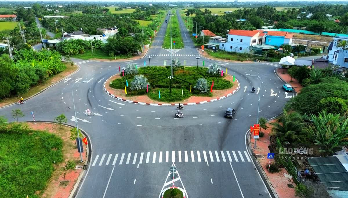 Cờ đỏ, cờ phướn và các pano tuyên truyền cùng tạo nên không khí rộn ràng trên tuyến vành đai.