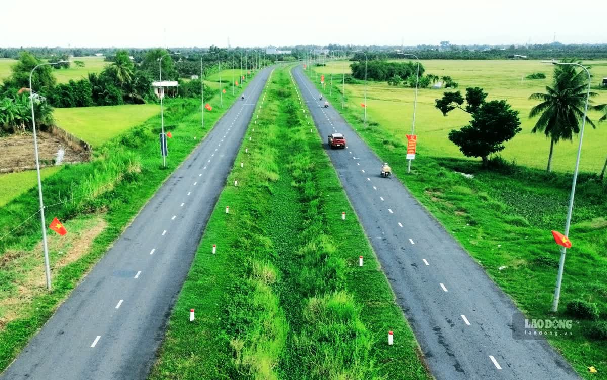Cờ được bố trí cách nhau khoảng 30 m theo các trụ điện, tạo sự đồng bộ dọc tuyến.