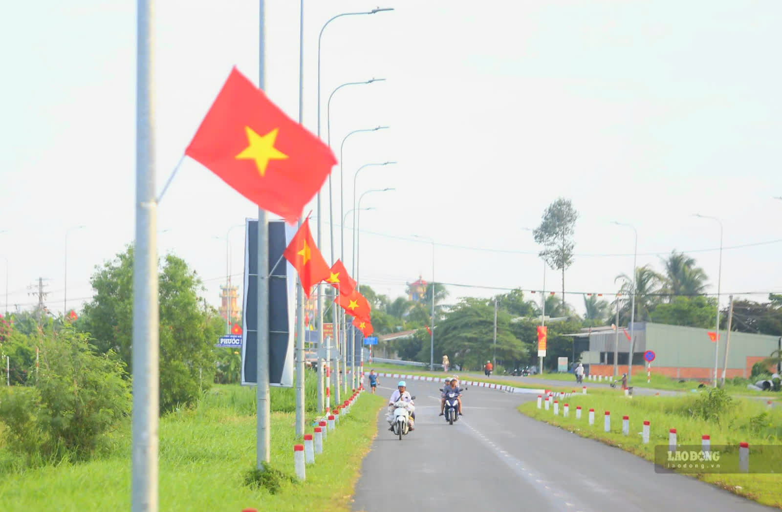 Những lá cờ đỏ sao vàng tung bay liên tục trên tuyến đường trong những ngày tháng 9 lịch sử.