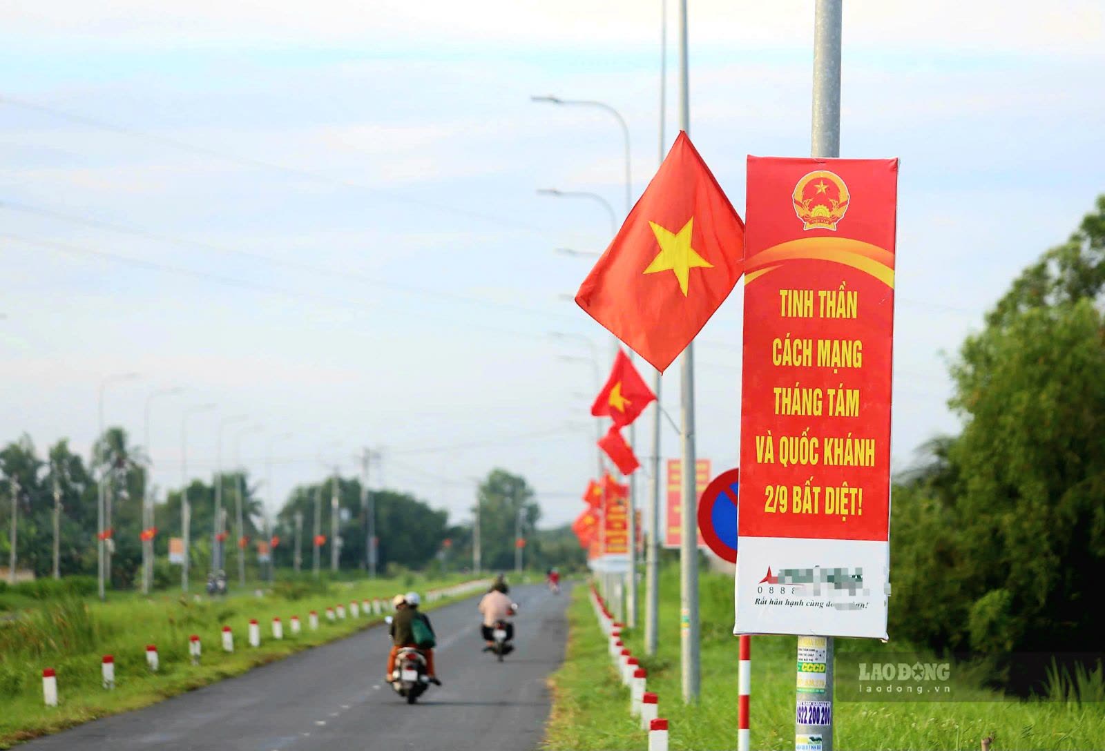 Tan An belt line is brilliantly decorated with flags to celebrate the 81st anniversary of National Day September 2.