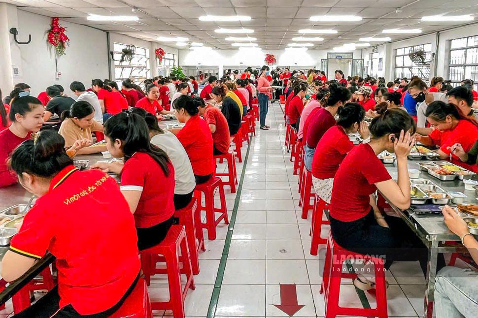 350人の組合員、ビンディン縫製株式会社の労働者が「労働組合の食事」に参加。写真:フイ・チャン