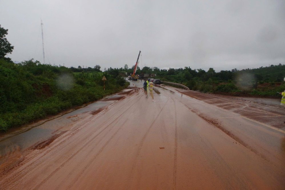 Bùn đất tràn ra đường ở vị trí hiện trường vụ tai nạn. Ảnh: Công an Gia Lai