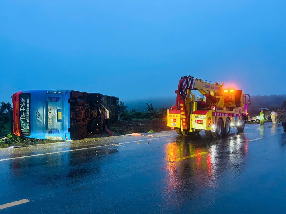 Scene of the passenger car accident overturning, at the time there were 31 passengers, 2 drivers, 1 assistant driver inside. Photo: Gia Lai Police