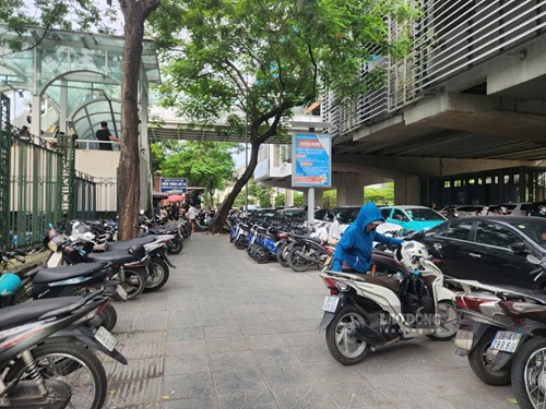 Điểm trông giữ xe tại cổng Vườn thú Hà Nội (Công viên Thủ Lệ). Ảnh: Minh Hạnh 