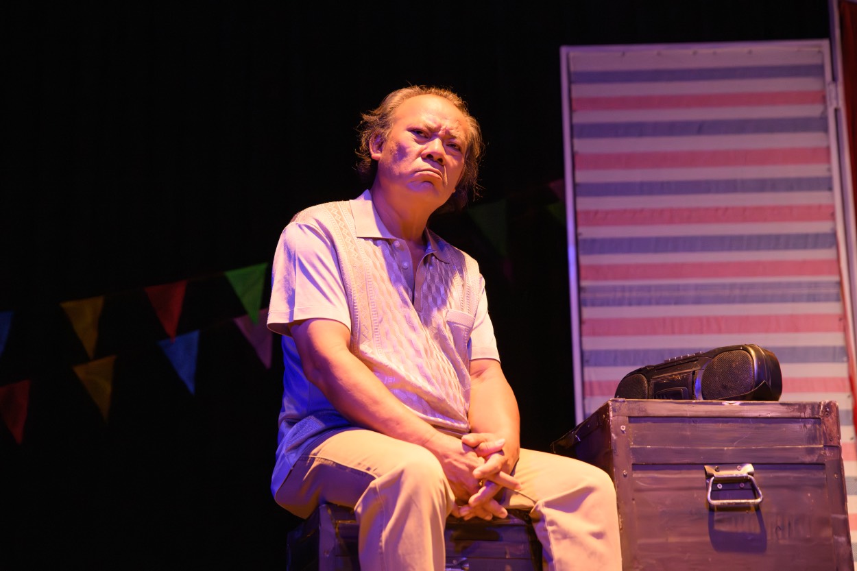 El artista Phuong Binh participa en la actuación en la obra dirigida por su hijo Hoang Phuc. Foto: Suministrada por el teatro 5B.