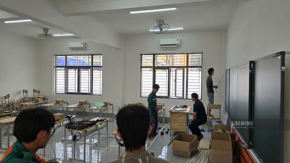 Bên trong lớp học, các thiết bị được lắp đặt, ngoài khuôn viên trường nhiều lực lượng đang cùng chỉnh trang diện mạo. Ảnh: Thành An