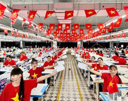 Officials and employees of Phu Hoa An 2 Textile and Garment Investment Joint Stock Company spread the red color on each sewing line on National Day September 2nd. Photo: Company Trade Union.