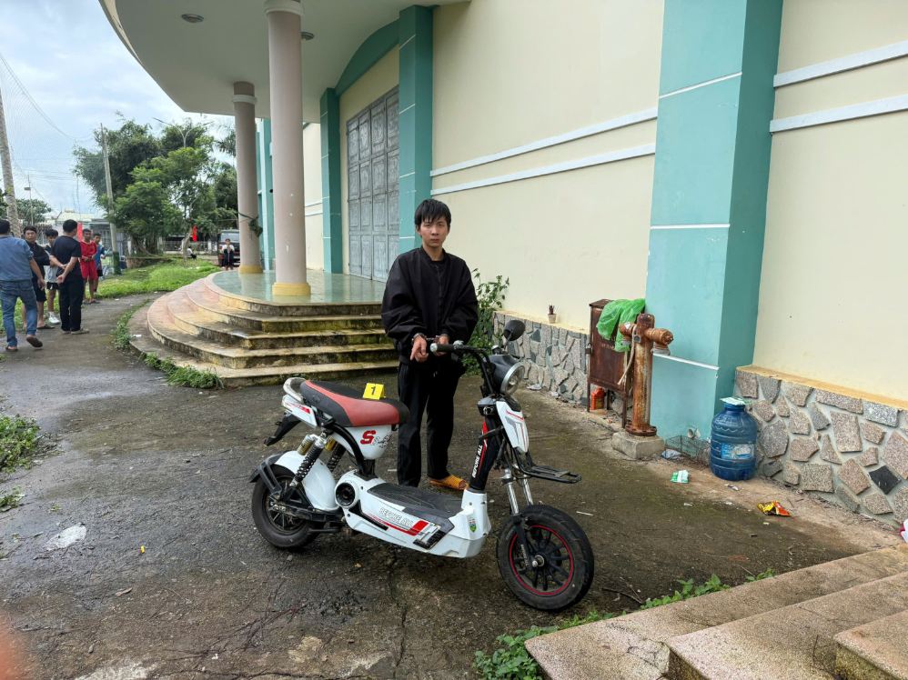 Subjects related to the drug case arrested along with exhibits. Photo: Mang Yang Police