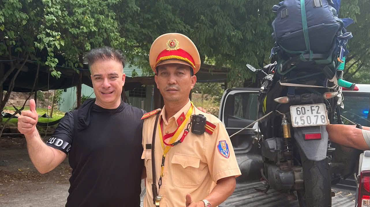 Functional forces support Canadian tourists riding motorbikes in trouble on the national highway. Photo: Khanh Hoa Provincial Traffic Police Department