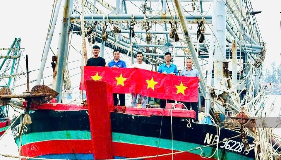 Tan Mai Youth present 50 national flags to fishermen, sending love for the homeland and islands. Photo: Duy Chuong