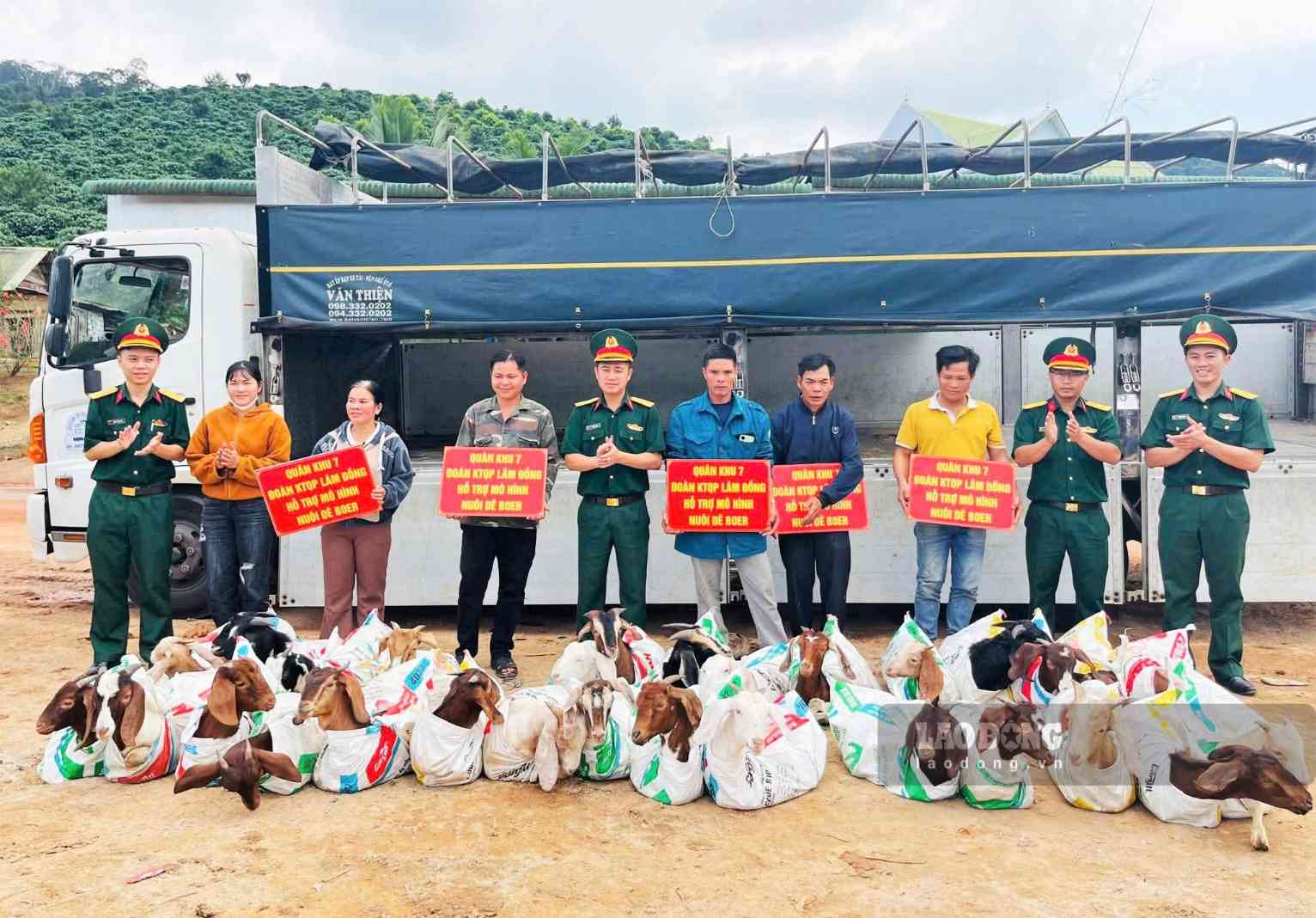 Đoàn kinh tế Quốc phòng Lâm Đồng trao tặng sinh kế cho các hộ nghèo tại xã Đam Rông 4. Ảnh: Hoài Thanh 