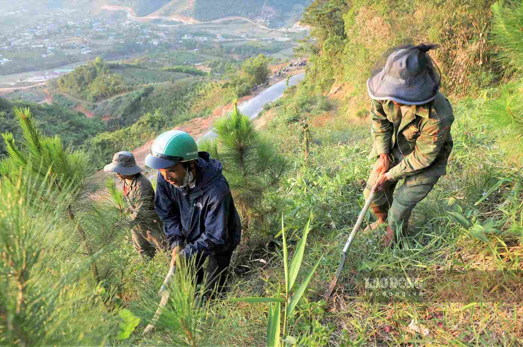 Bà con đồng bào dân tộc thiểu số địa phương thụ hưởng nhiều chính sách từ quản lý bảo vệ rừng. Ảnh: Phúc Khánh 