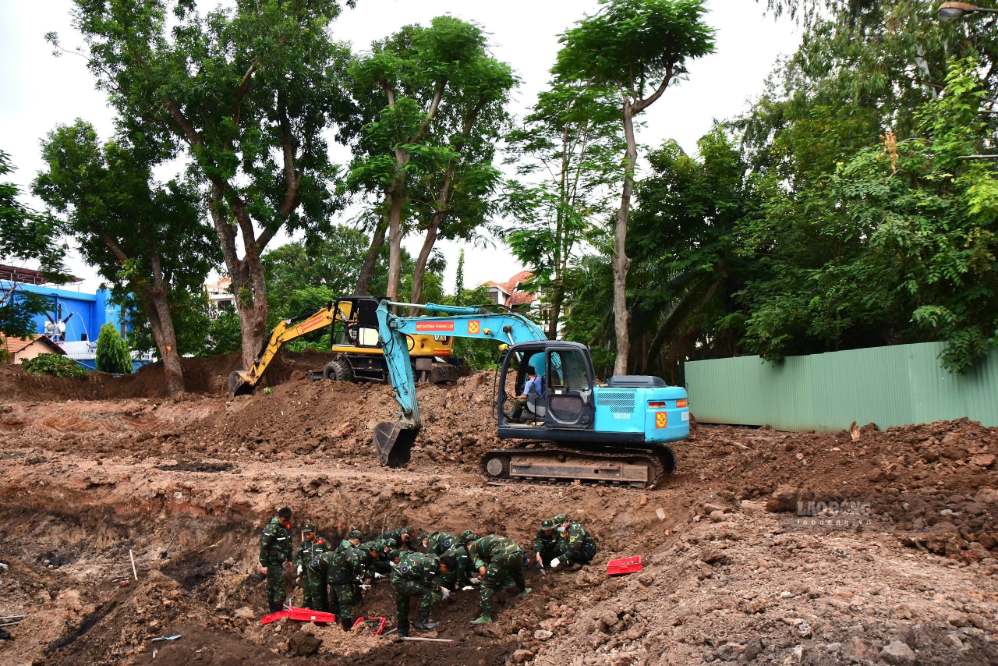 Máy móc, phương tiện được huy động để đào và vận chuyển đất, phục vụ việc mở rộng phạm vi tìm kiếm.