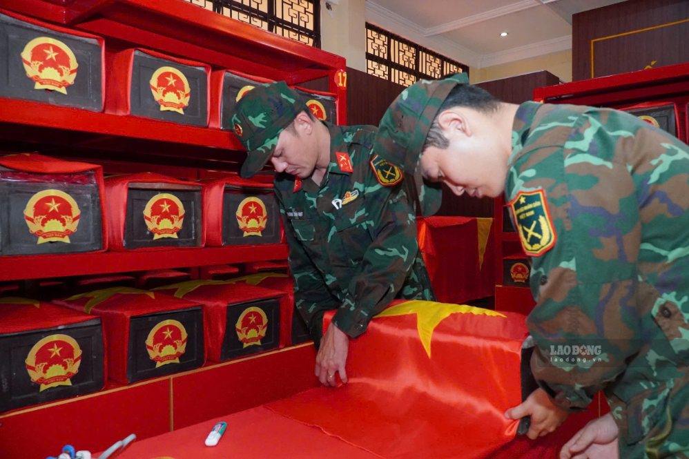 Từ những lá Quốc kỳ đầu tiên được phủ lên hài cốt các anh hùng liệt sĩ cho đến nay, các chiến sĩ Đội K74 vẫn luôn tỉ mỉ thực hiện trọn vẹn nghi thức thiêng liêng này. Ảnh: Anh Tú