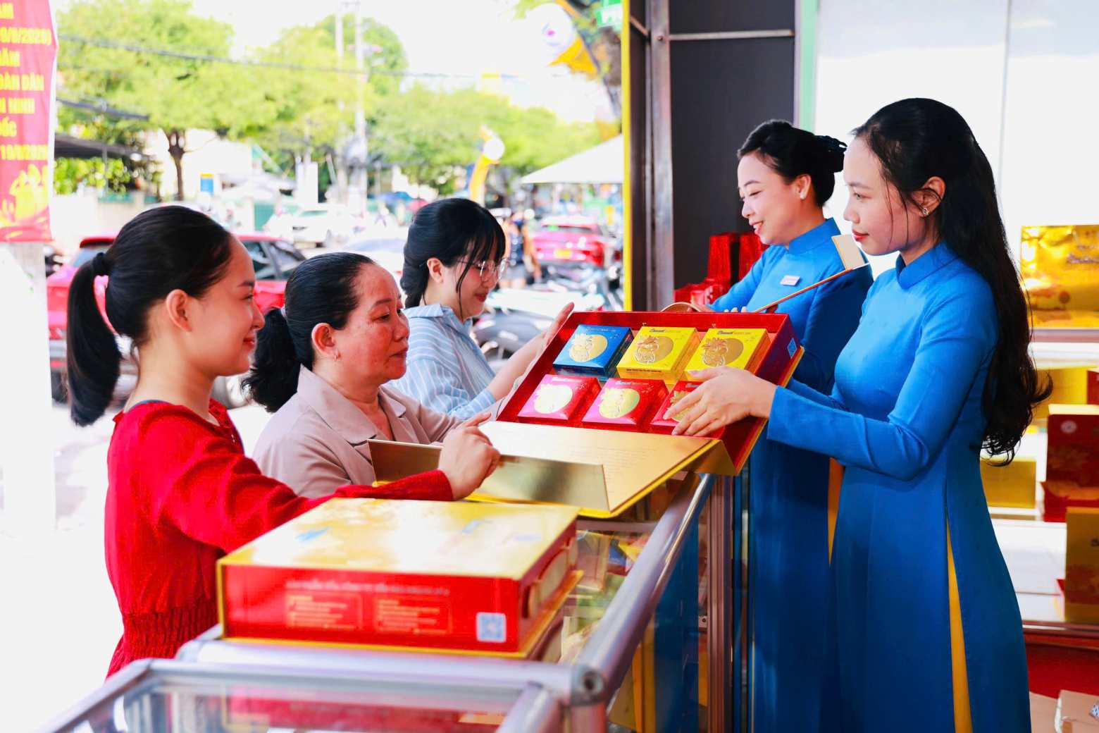 Khanh Hoa Salanganes Nest Mid-Autumn Festival cake, a gift with a unique mark. Photo: Khanh Hoa Salanganes Nest