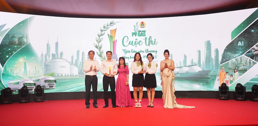 Awarding ceremony of the Presentation Contest "Keeping the fire of love - Steadfastly moving forward with PV GAS" - one of the activities to care for union members and workers organized by the PV Gas Trade Union. Photo: Company Trade Union