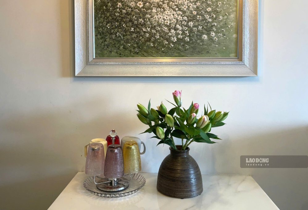 Vase creates delicate accents for small corners in the living space. Photo: Thanh Thanh