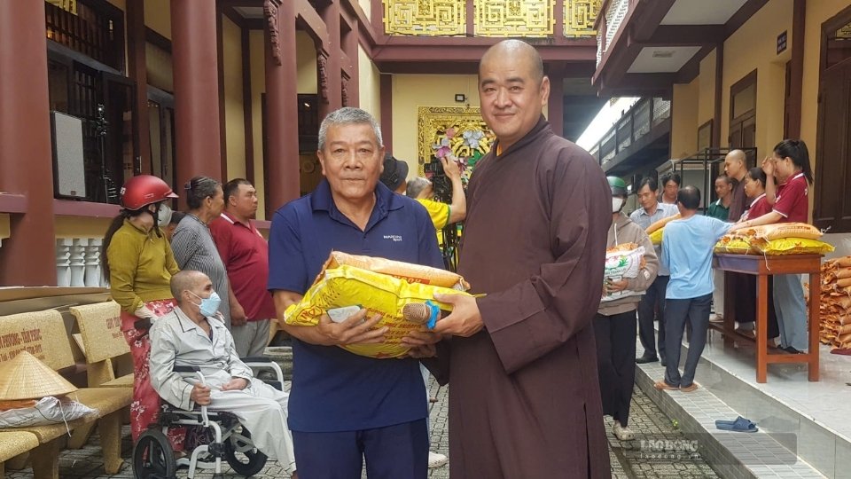 The gift-giving activity contributes to spreading the spirit of sharing and joining hands to care for social security in the locality. Photo: Hoang Loc