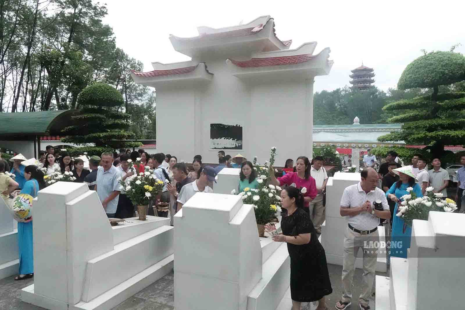 Nhiều người xúc động dâng hương tại các phần mộ. Ảnh: Trần Tuấn