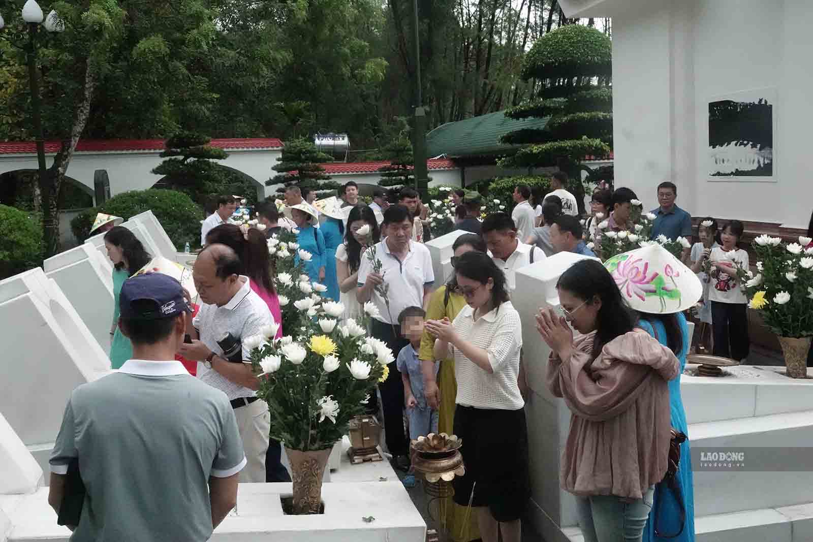 Thousands of people and tourists offer incense at Nga Ba Dong Loc Relic Site. Photo: Tran Tuan