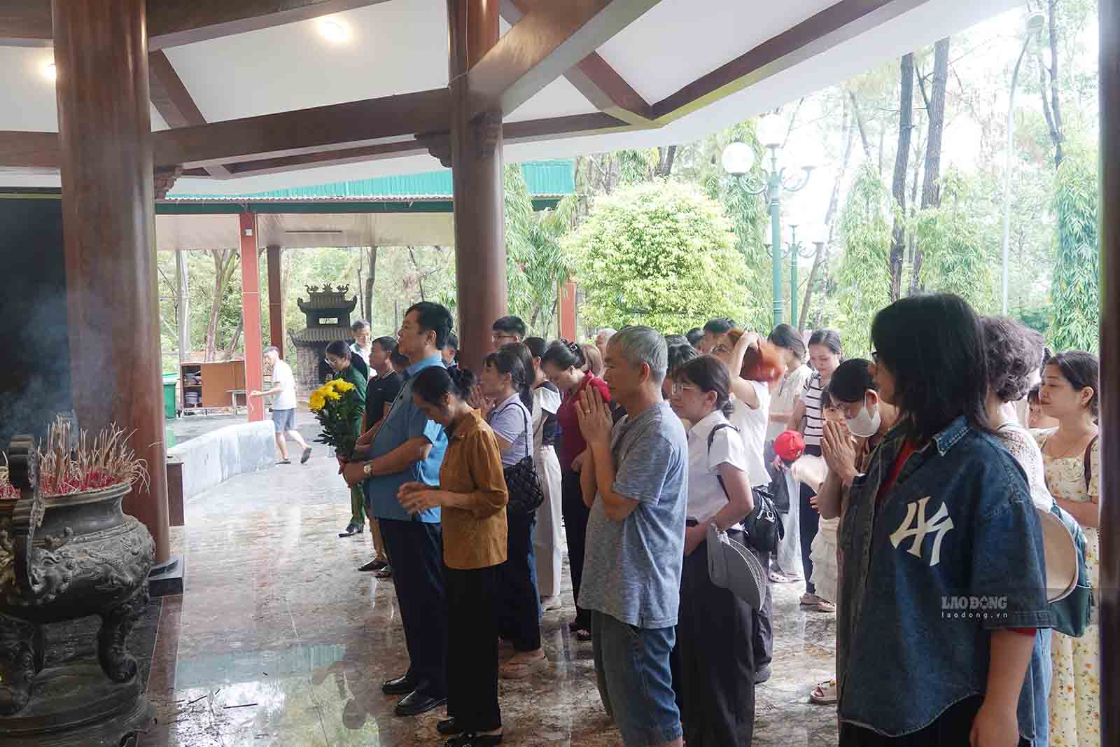 Dâng hương tại Nhà bia tưởng niệm liệt sĩ Thanh niên xung phong toàn quốc. Ảnh: Trần Tuấn