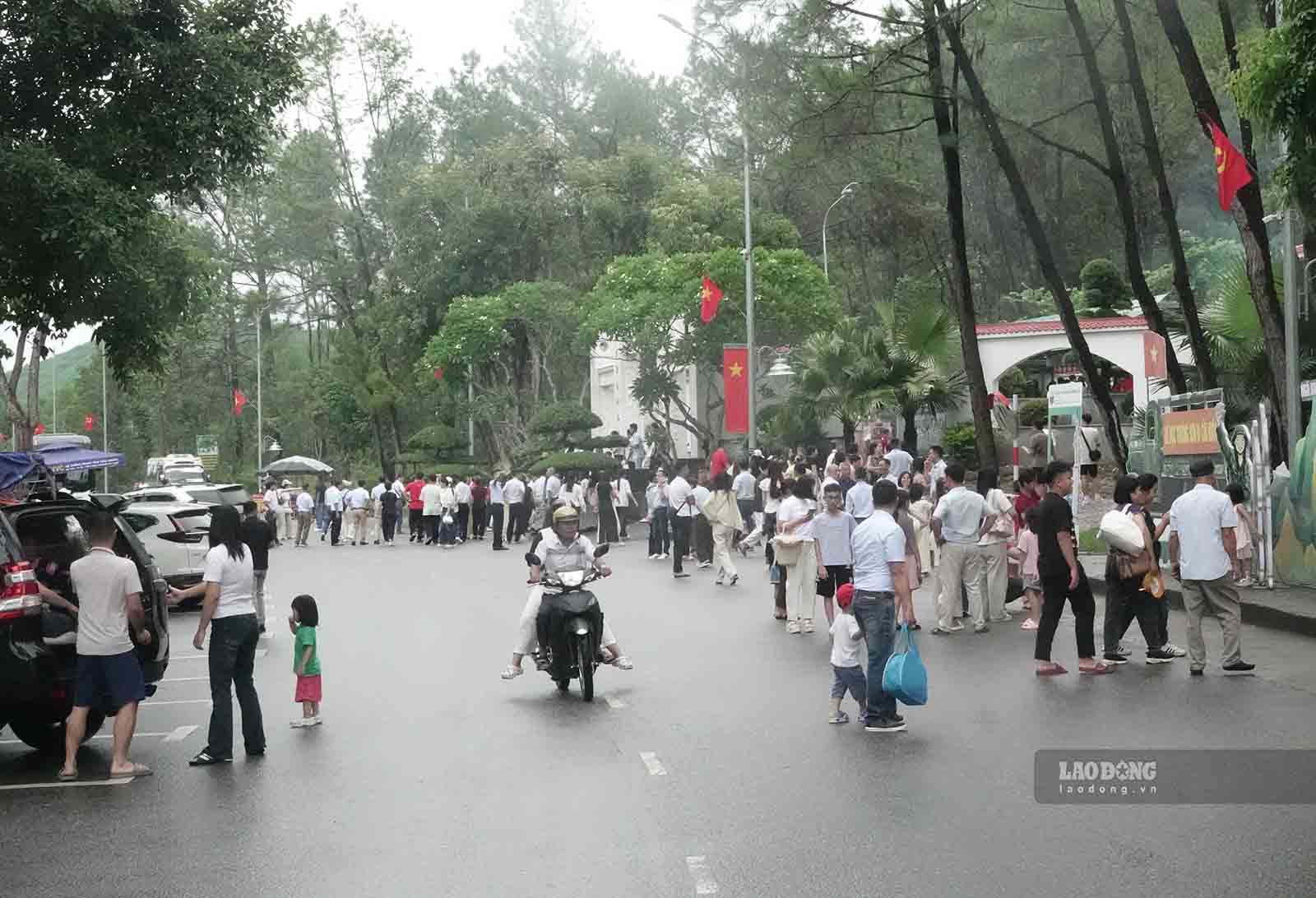 Rất đông người dân đến địa chỉ đỏ này tri ân Anh hùng liệt sĩ. Ảnh: Trần Tuấn