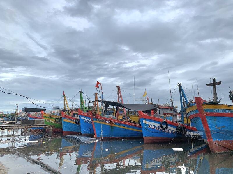 Da Nang issued a dangerous warning to all ships at sea due to strong winds and big waves. Photo: My Linh