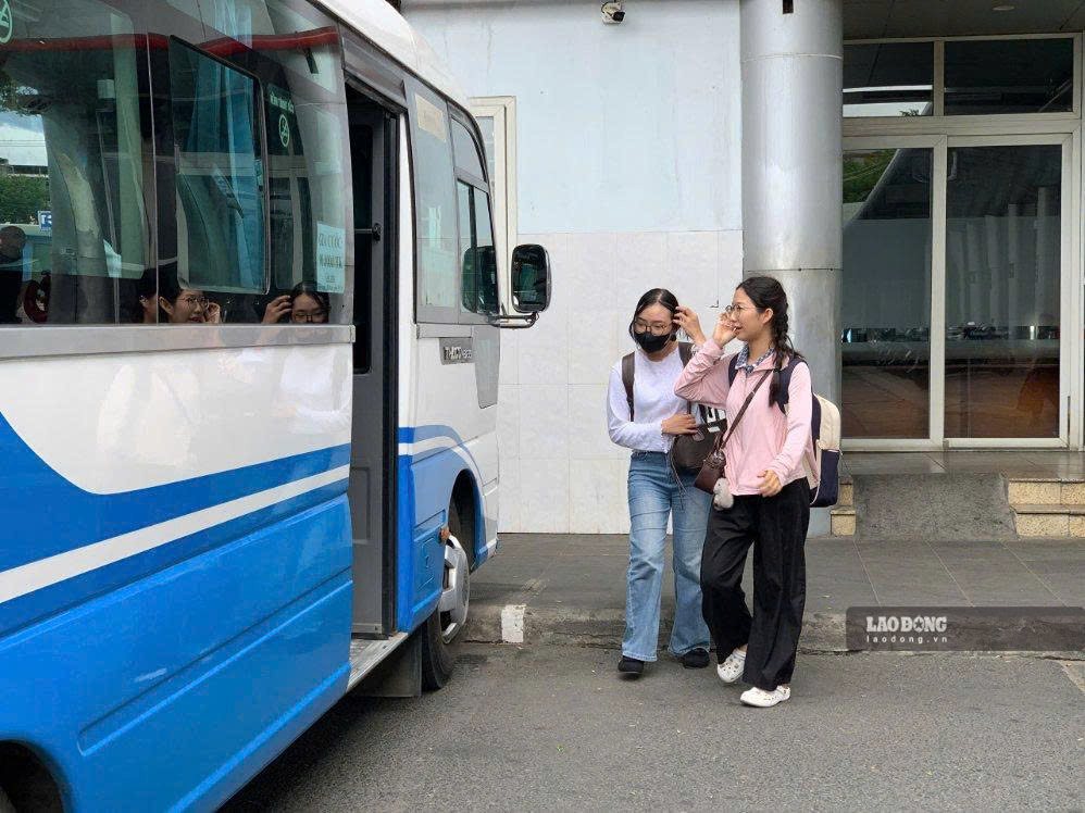 Ghi nhận ngày 31.8, lượng khách đi lại tại các tuyến xe khách từ Đà Nẵng về các tỉnh tăng cao. Ảnh: Thanh Huyền