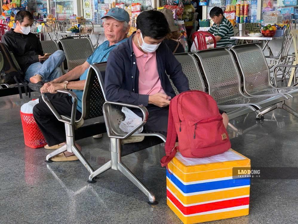 Hành khách tranh thủ về quê trong kỳ nghỉ lễ Quốc khánh 2.9. Ảnh: Thanh Huyền