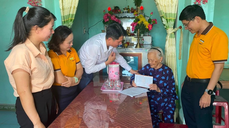 Each Vietnamese Heroic Mother in Hiep Duc mountainous commune, Da Nang was awarded a savings book of 800 million VND. Photo: Hiep Duc Commune People's Committee