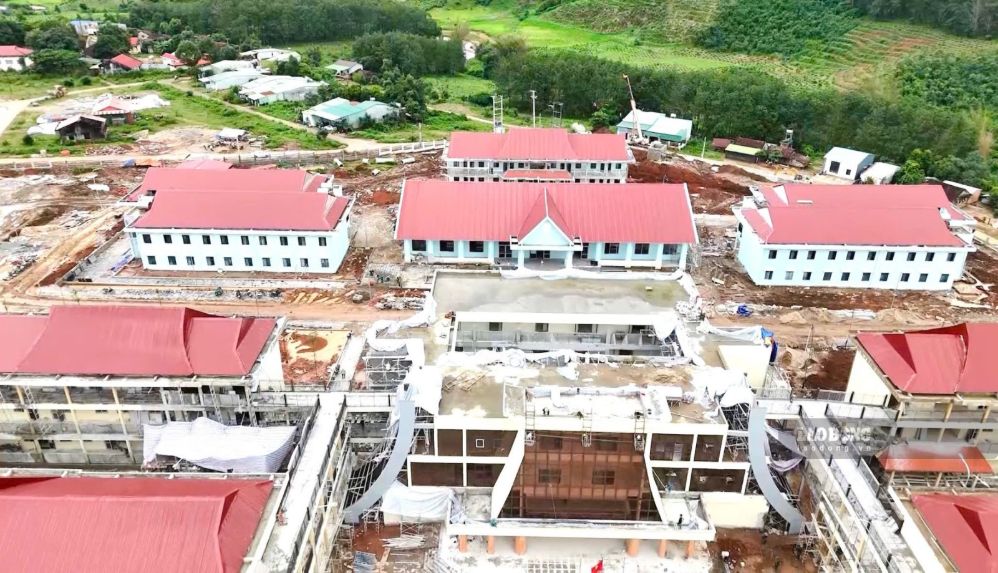 In the mainland border communes of Quang Ngai, including Duc Nong, Mo Rai, Ro Koi, Sa Loong, the new school year opening ceremony will combine the inauguration of 4 Inter-level Boarding Primary - Secondary Schools. Photo: Lam Uyen