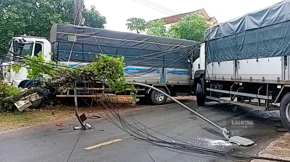 Two trucks collide, pulling down an electric pole in Da Nang. Photo: Phuoc Doc