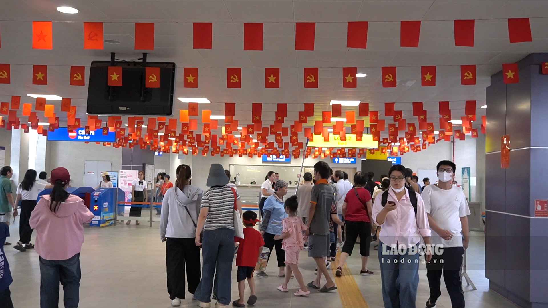 Hanoi Metro is crowded with customers as people take advantage of going out on September 2nd holiday. Photo: An Phuong