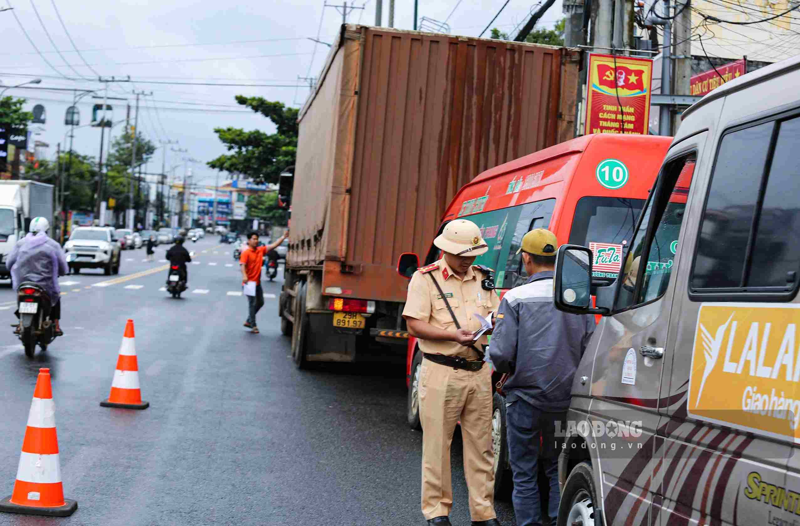 Lực lượng CSGT lập chốt bảo đảm an toàn giao thông trên Quốc lộ 20, đoạn qua phường 3 Bảo Lộc. Ảnh: Phúc Khánh 