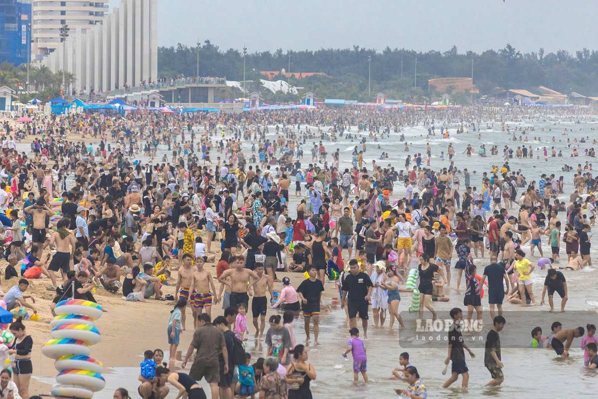 Many tourists swim at the beach in Vung Tau, concentrating near Tam Thang Tower. Photo: Thanh An
