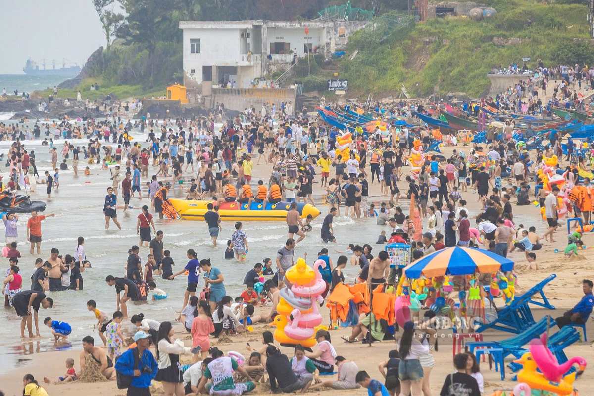 Khu vực gần Hòn Bà cũng khá đông khách tắm biển chiều 31.8. Ảnh: Thành An