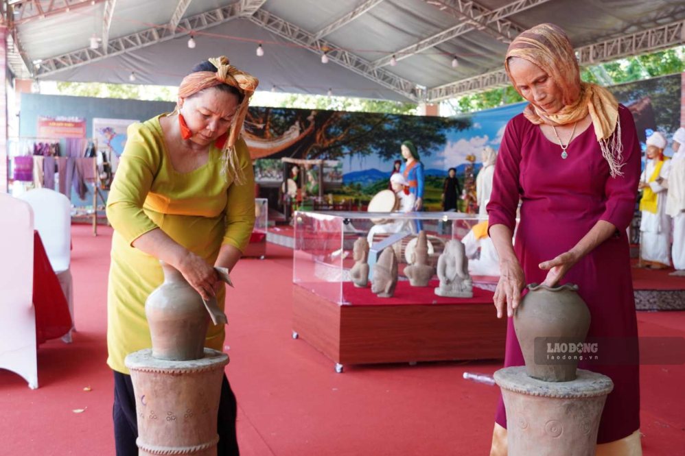 Cham pottery artisans of Bau Truc pottery village (Khanh Hoa) introduce traditional crafts at the 6th Cham National Culture Festival. Photo: Phuong Linh