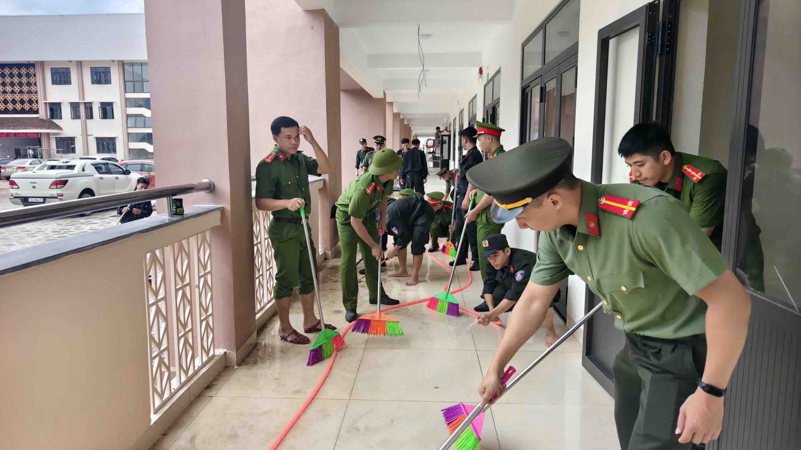 Police officers are busy cleaning schools before the new school year. Photo: Hue City Police