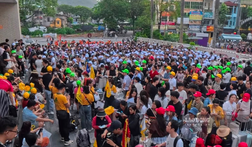 ラオカイ国際国境ゲートを通過する人の数が祝日に大幅に増加。写真:ミン・ダット