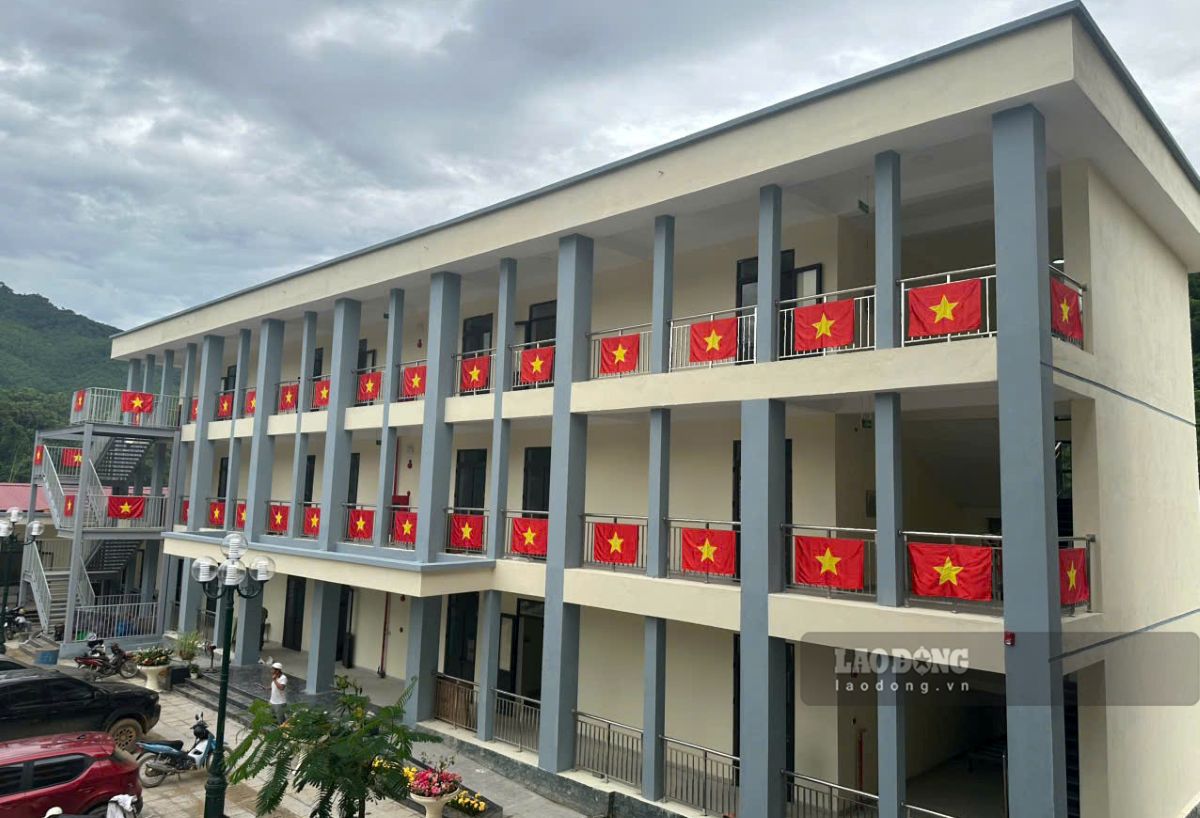 Ngôi trường mới đã hoàn thành, nhiều cờ Tổ quốc được treo trang trọng, tạo không khí phấn khởi trước ngày khai giảng. Ảnh: Quách Du