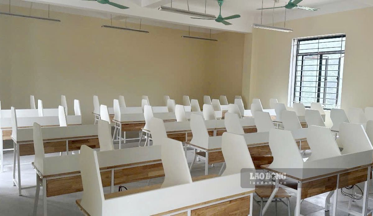 Các hạng mục, bàn ghế được lắp đặt tại các lớp. Ảnh: Quách Du