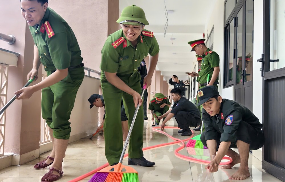 Nearly 100 Hue Police union members clean up highland schools before the new school year. Photo: Hue City Police