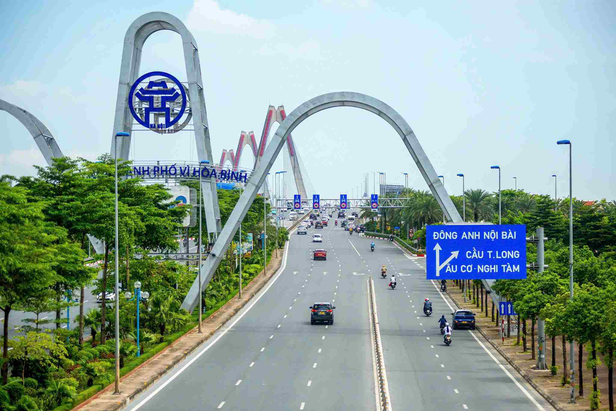 Traffic police will review traffic organization plans on Nhat Tan bridge and a series of other large bridges. Photo: Hanoi Traffic Police Department